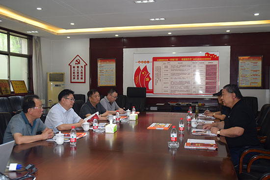 臨汾市市場(chǎng)監(jiān)督管理局局長(zhǎng)、非公企業(yè)黨委書記張東紅<br>在科海集團(tuán)調(diào)研非公黨建工作